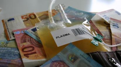 Plasmabeutel umgeben von Geldscheinen