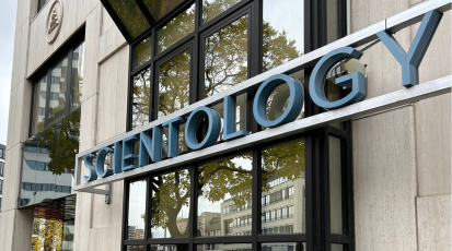 Der Eingang des Scientology-Gebäudes in Stuttgart.
