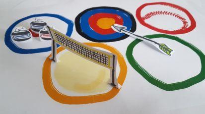 Eine gezeichnete Darstellung der olympischen Ringe, wobei jeder Ring ein Element einer Randsportart darstellt. Der blaue Ring ist eine Curling-Fläche mit Curlingsteinen, der schwarze Ring eine Zielscheibe mit einem Pfeil, der rote Ring ein Baseball und der gelbe Ring ein Beachvolleyballfeld. Aus dem grünen Ring geht der Pfeil über auf die Zielscheibe. - triesen
