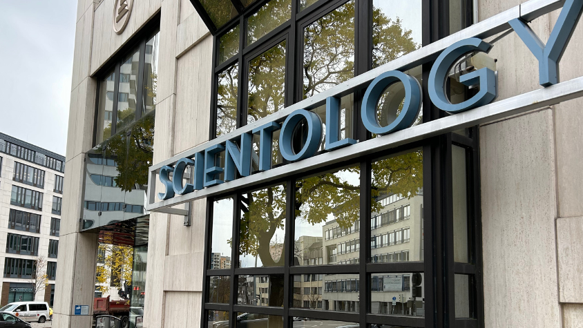 Eingang des Scientology-Gebäudes in Stuttgart