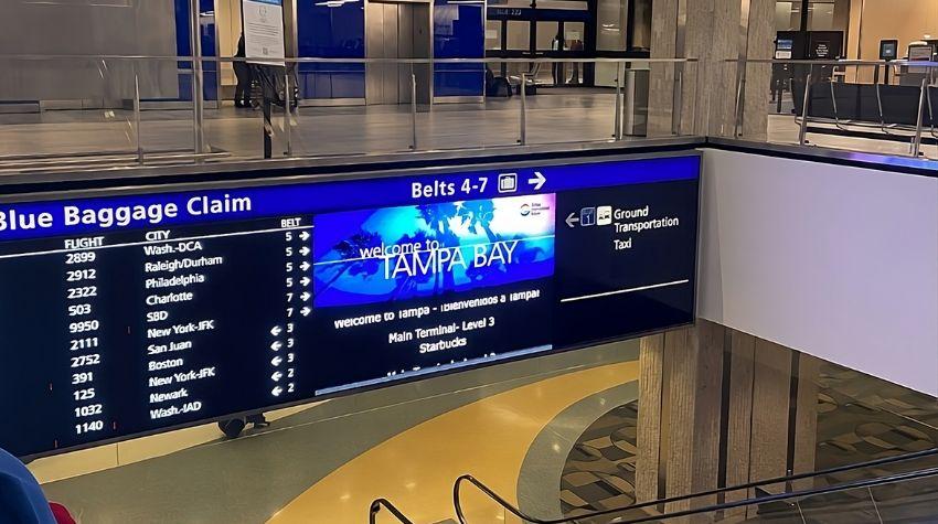 Eine Anzeigetafel im Flughafen in Tampa