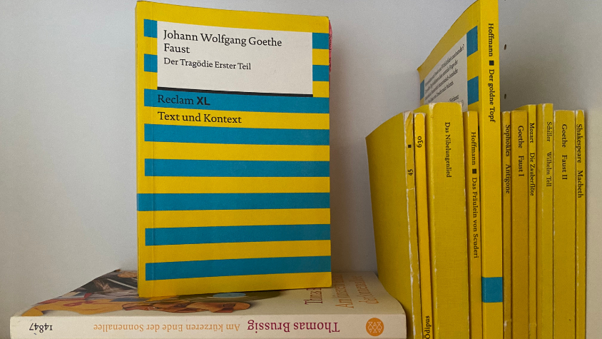 Gelbe "Reclam" Bücher in einem Regal