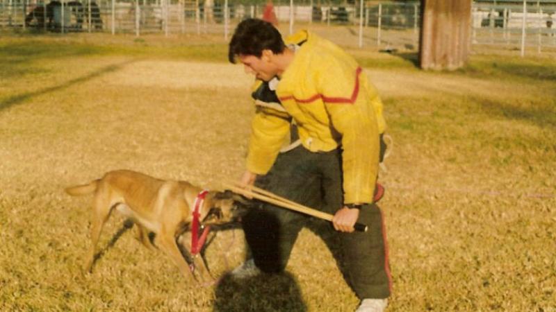 Éin Mann trainiert mit einem Hund