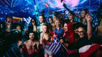 Die Teilnehmer des ESC am Feiern.