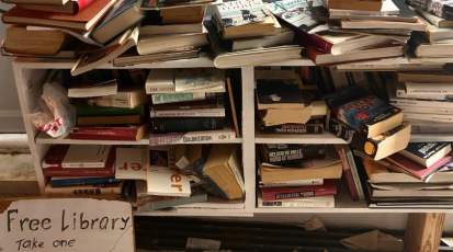 Ein Regal voller alter Bücher, die man einfach mitnehmen kann.