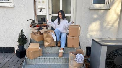 Betroffene vor der Tür, umgeben von Paketen. Die Ausmaße einer Kaufsucht