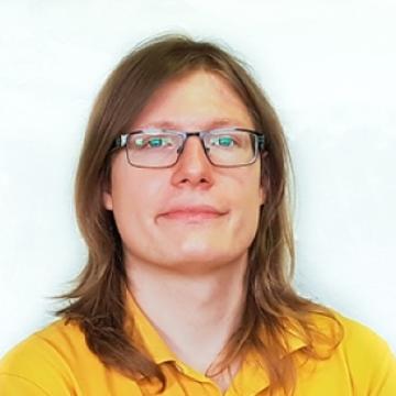 Mann mit langem Haar und Brille 
