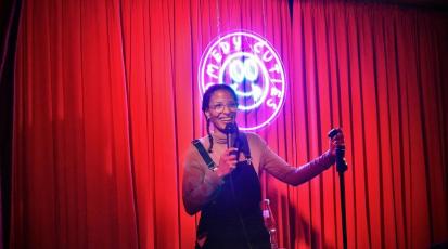 Die Comedienne Raytschel bei einem Auftritt ihrer eigenen Comedy-Open-Mic-Show