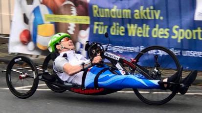 Stefan mit seinem Liegefahrrad bei einem Marathon im Nettetal