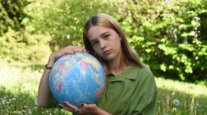 Mädchen hält einen Globus in der Hand