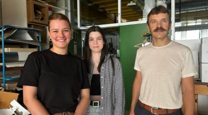 Zwei der Verpackungstechniker mit ihrem Prof. Dr. Mair