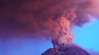 Riesige Aschewolke über einem Vulkan