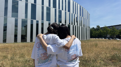 Julia und Hana stehen Arm in Arm vor der HdM