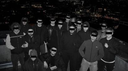 Eine Gruppe von jungen Männern mit zensiertem Gesicht in schwarz weiß