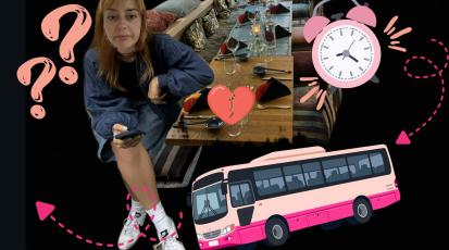 Eine Frau sitzt an einem leeren Tisch und wartet.