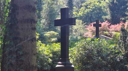Ein Kreuz auf einem Grabstein
