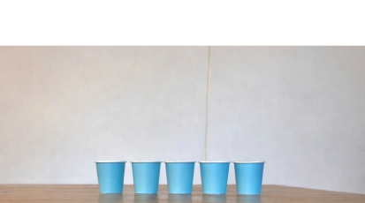 Fünf Shot-Becher werden gerade befüllt 