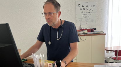 Kinderarzt Ralf Brügel am Arbeitsplatz