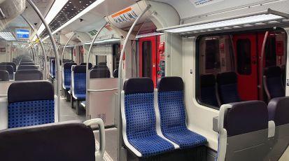 S-Bahn mit leeren Sitzen. 