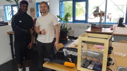 Victor Tokornoo und Alex Nisen stehen neben dem Prototypen des SpiritLab