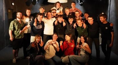 Gruppenfoto der gesamten Filmcrew von „aitcH“