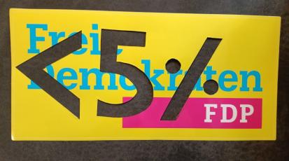 Auf dem Bild sieht man ein Sticker der FDP, in welchen <5% eingeschnitten ist.