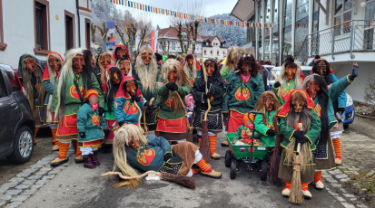 Ein Gruppenbild der Narrenzunft "Tryberger Burghexen"