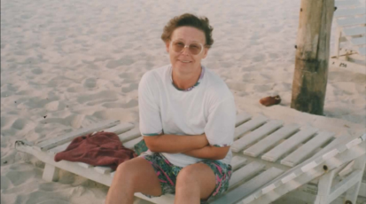 Meine Oma sitzt am Strand.