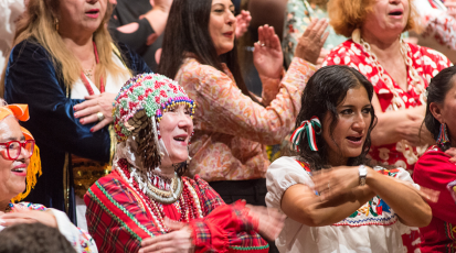 Die  „Women of Wuppertal“ singen in den traditionellen Kleidern ihrer Herkunftsländer.