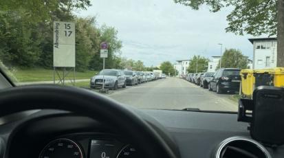 Bild von der Straße und von vollen Parkplätzen beim Pfaffenwaldring