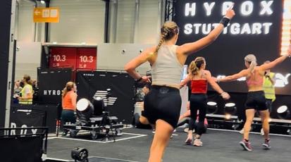 Cordula läuft ins Ziel beim Hyrox in Stuttgart.