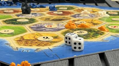 Catan-Spielbrett mit Würfeln