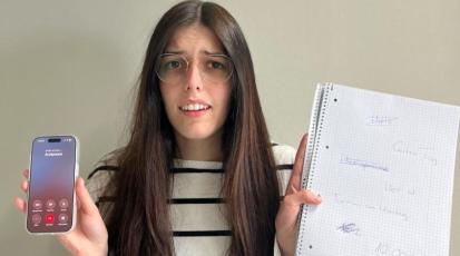 Frau mit ängstlichem Blick und Notizen sowie einem Smartphone im Rufaufbau in den Händen