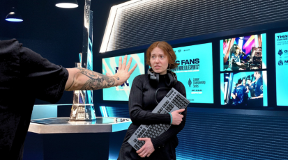 Symbolbild einer Frau die von einem Mann aus dem E-Sport ferngehalten wird.