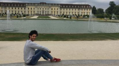 Josef sitzt vor dem Schloss in Ludwigsburg.