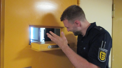 Justizvollzugsbeamter Ricardo Bopp unterhält sich mit einem Insassen. 