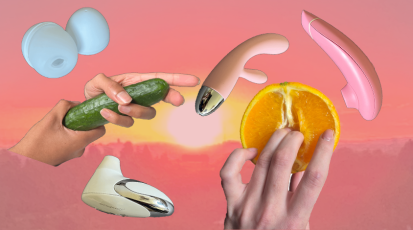 Eine Gurke an der eine Hand angelegt ist, sowie auch eine Orange, bei der auch eine Hand angelegt ist.