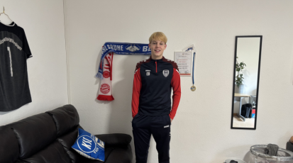 Eric vor einer Wand in seinem Zimmer