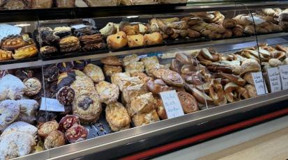 Die Auslage der Storchenbäckerei Benhelm