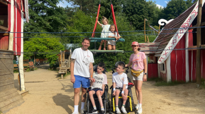 Familienfoto von Familie Viebahn beim Ausflug im Park. 
