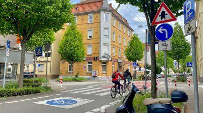 Fahrradfahrende in einem verkehrsberuhigten Bereich.