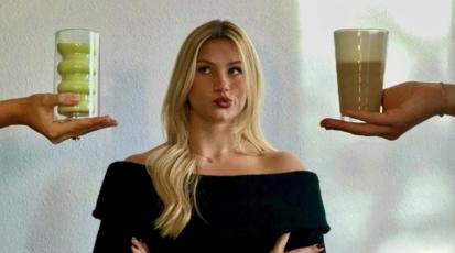 Nachdenkliche Frau, der von rechts ein Kaffee und von links ein Matcha angeboten werden.