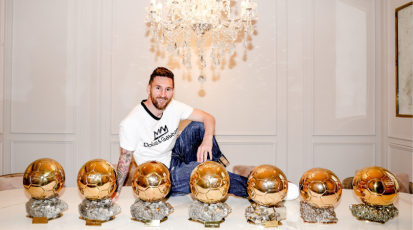 Messi mit seinen Ballon d'Or Gewinnen.