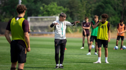 Trainer Michael Prus erklärt den Nachwuchsfussballern eine Übung