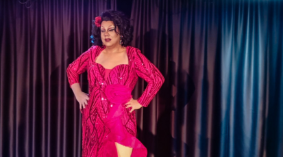 Veronica Mont Royal, Drag Künstlerin, steht vor schwarzem Vorhang auf der Bühne