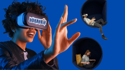 Zwei Frauen, die eine VR-Brille tragen und eine weiter Frau, die an einem Laptop arbeitet