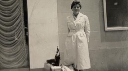 Meine Oma mit ihrem Gepäck in der USA. 