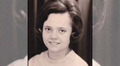 eine junge Frau schwarz weiß Bild
