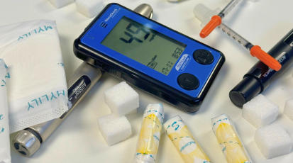 Blutzuckermessgeräte, Hygieneartikel und Zucker liegen auf einem Tisch