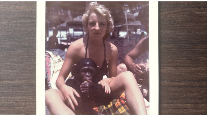 Meine Oma mit einem Affen